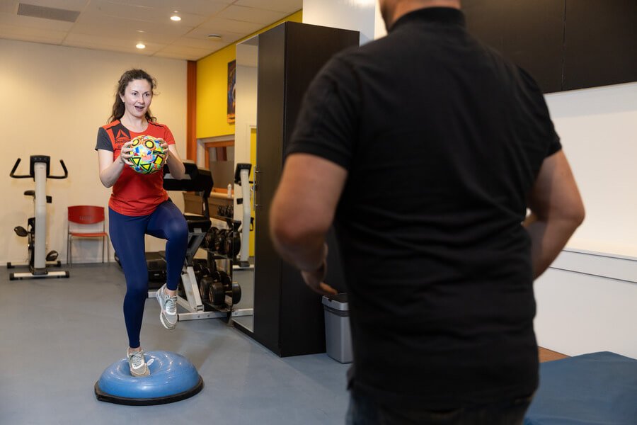 Balans oefening met bal bij duizeligheid